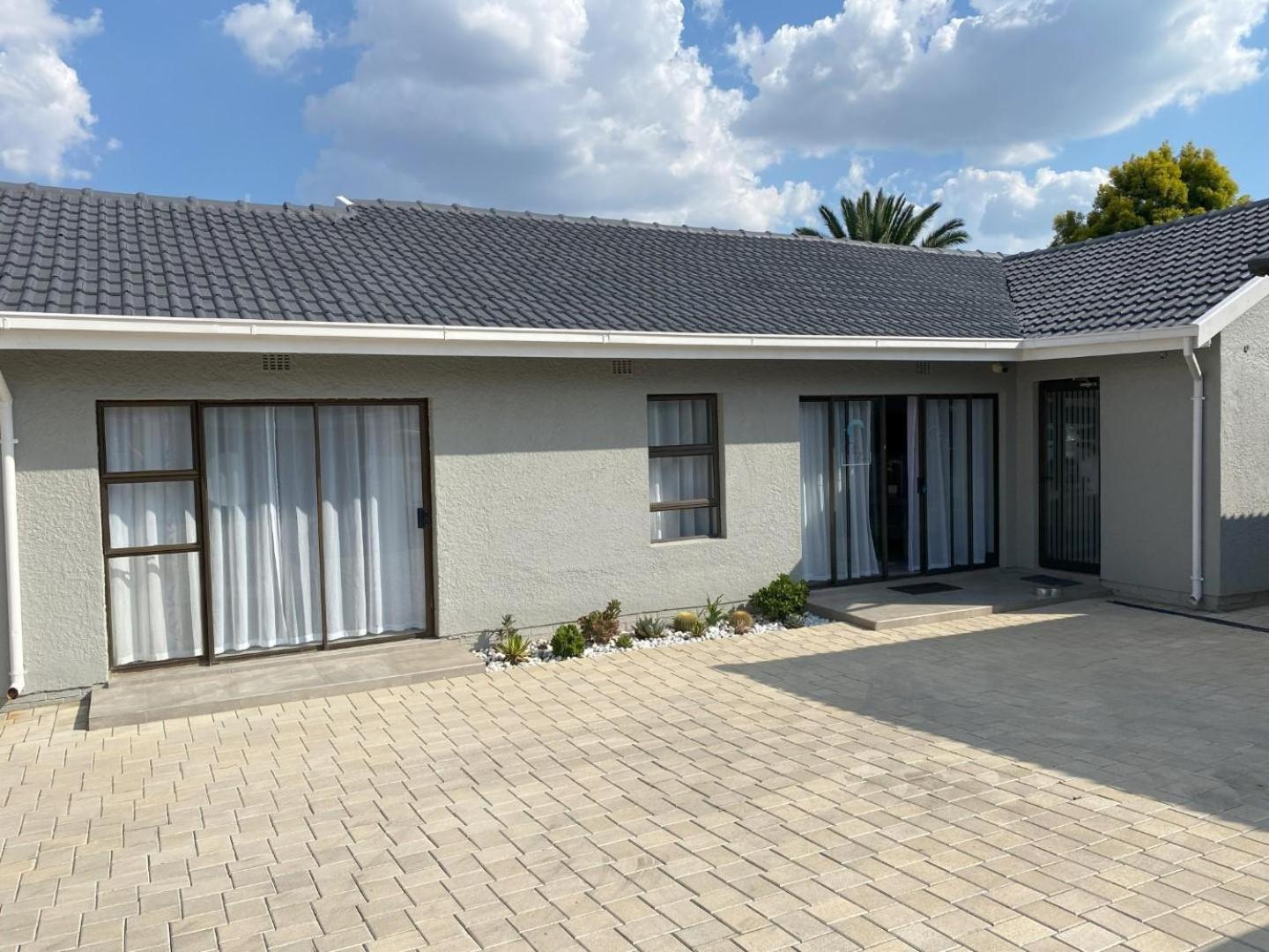 Staysure Guesthouse Alberton Bagian luar foto