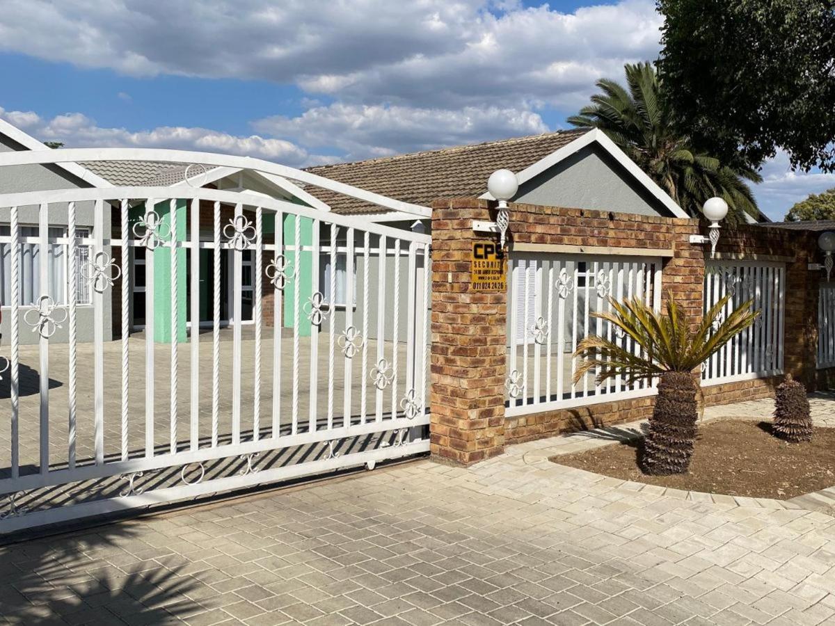 Staysure Guesthouse Alberton Bagian luar foto